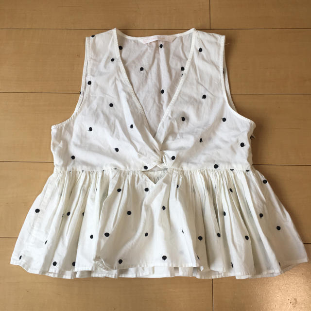 ZARA(ザラ)のZARA ドット刺繍 ペプラムノースリーブブラウス レディースのトップス(シャツ/ブラウス(半袖/袖なし))の商品写真