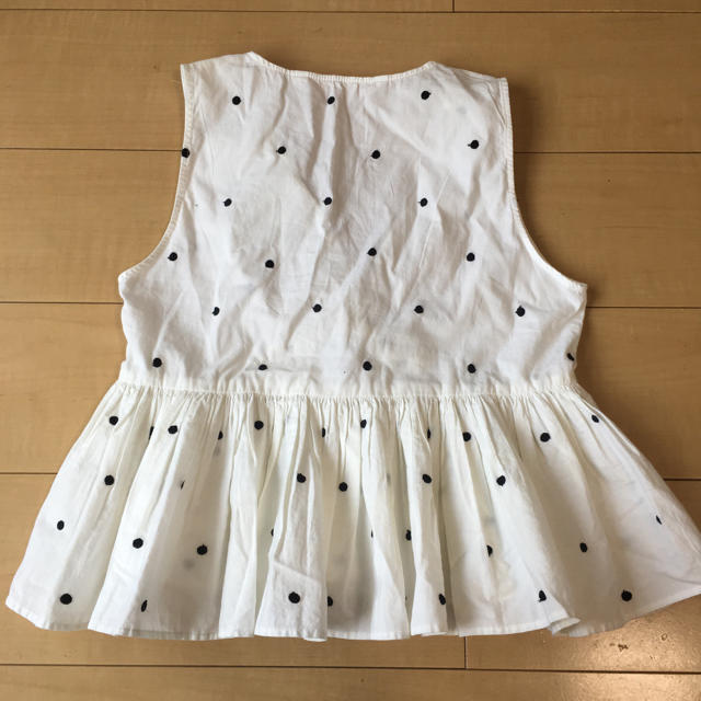 ZARA(ザラ)のZARA ドット刺繍 ペプラムノースリーブブラウス レディースのトップス(シャツ/ブラウス(半袖/袖なし))の商品写真