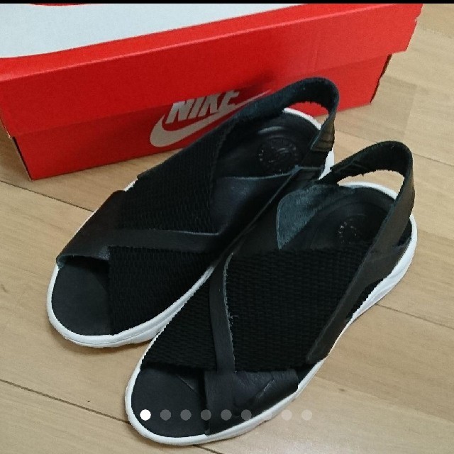 NIKE(ナイキ)のNIKE WMNS HUARACHE ULTRA SANDAL ハラチ中古品   レディースの靴/シューズ(サンダル)の商品写真