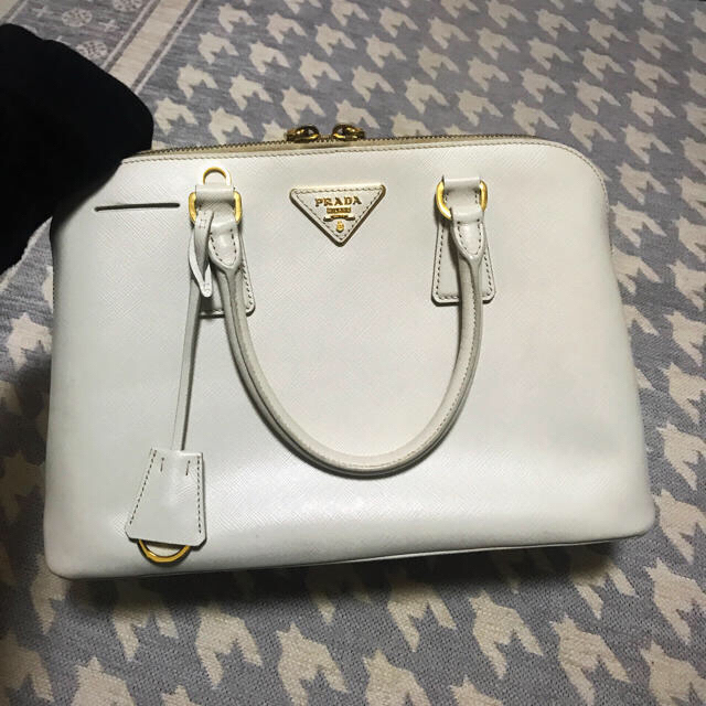 PRADA white バッグ