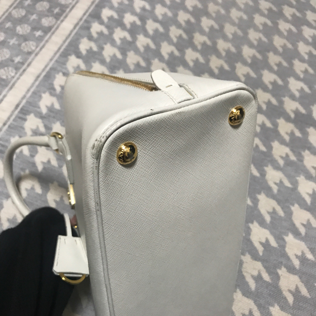 PRADA white バッグ