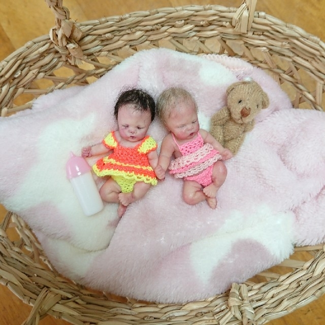 ミニシリコンベビー  小さな可愛い双子の赤ちゃん  オレンジ ハンドメイドのぬいぐるみ/人形(人形)の商品写真