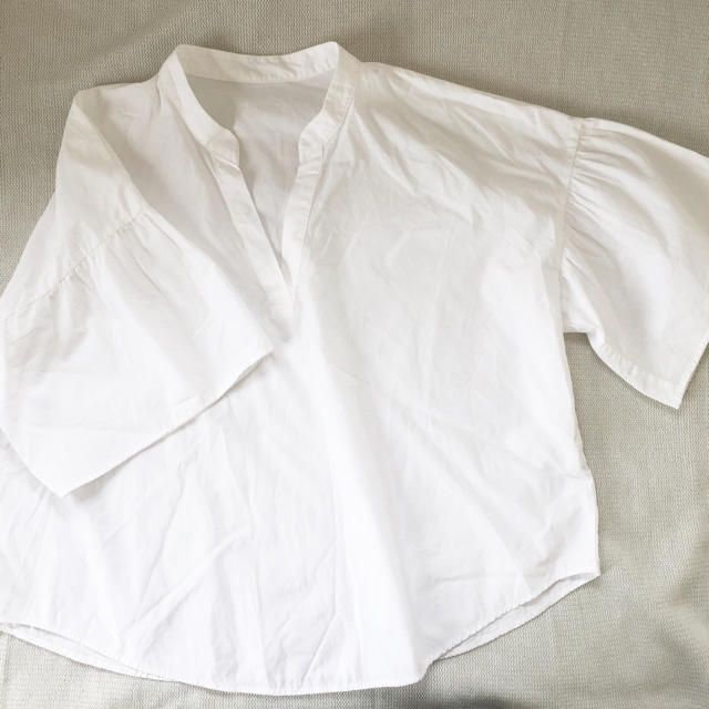 GU(ジーユー)のGU スキッパーボリュームスリーブブラウス レディースのトップス(シャツ/ブラウス(半袖/袖なし))の商品写真