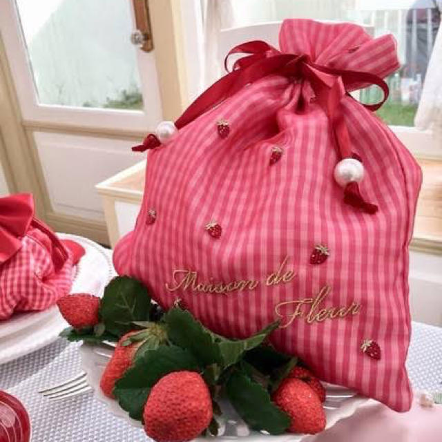 Maison de FLEUR(メゾンドフルール)の🍓新品メゾンドフルールいちご刺繍巾着 レッド レディースのファッション小物(ポーチ)の商品写真