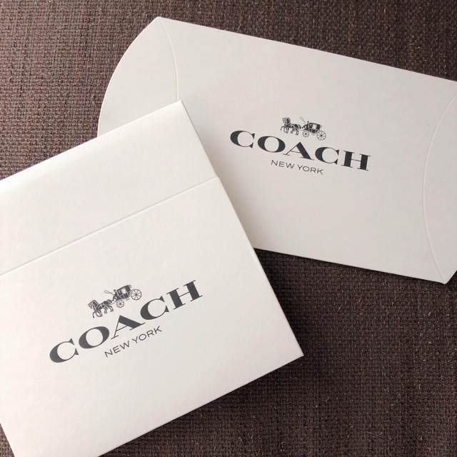 COACH(コーチ)の【未使用】COACH 白色ギフトボックス インテリア/住まい/日用品のオフィス用品(ラッピング/包装)の商品写真
