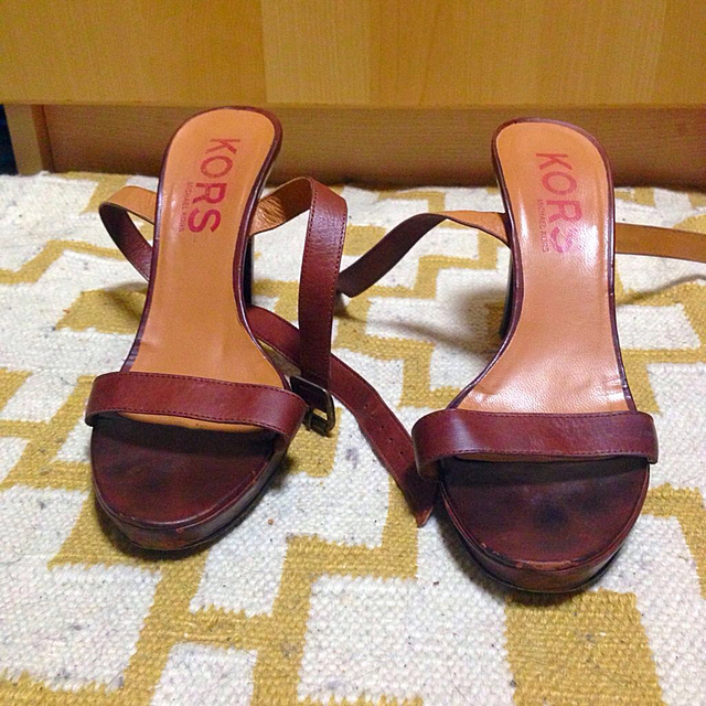 Michael Kors(マイケルコース)のmiuさま専用 KORSサンダル レディースの靴/シューズ(サンダル)の商品写真