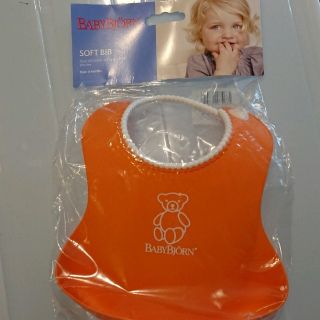 ベビービョルン(BABYBJORN)のkymkm様専用 ベビービョルン ソフトスタイ オレンジ 新品(お食事エプロン)