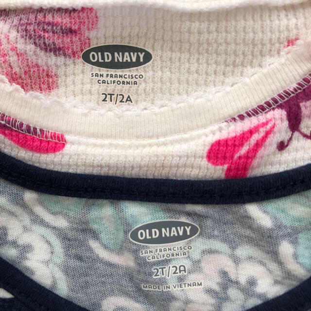 Old Navy(オールドネイビー)のオールドネイビーシャツ2枚セット90 キッズ/ベビー/マタニティのキッズ服女の子用(90cm~)(Tシャツ/カットソー)の商品写真