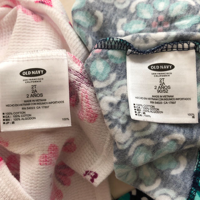 Old Navy(オールドネイビー)のオールドネイビーシャツ2枚セット90 キッズ/ベビー/マタニティのキッズ服女の子用(90cm~)(Tシャツ/カットソー)の商品写真