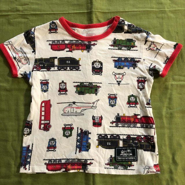 UNIQLO(ユニクロ)のトーマスTシャツ キッズ/ベビー/マタニティのキッズ服男の子用(90cm~)(Tシャツ/カットソー)の商品写真