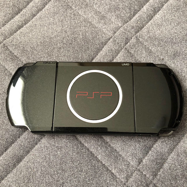 PlayStation Portable(プレイステーションポータブル)のPSP-3000 限定カラー レッド×ブラック エンタメ/ホビーのゲームソフト/ゲーム機本体(携帯用ゲーム機本体)の商品写真