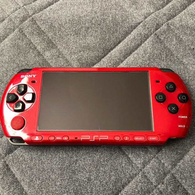 PlayStation Portable(プレイステーションポータブル)のPSP-3000 限定カラー レッド×ブラック エンタメ/ホビーのゲームソフト/ゲーム機本体(携帯用ゲーム機本体)の商品写真