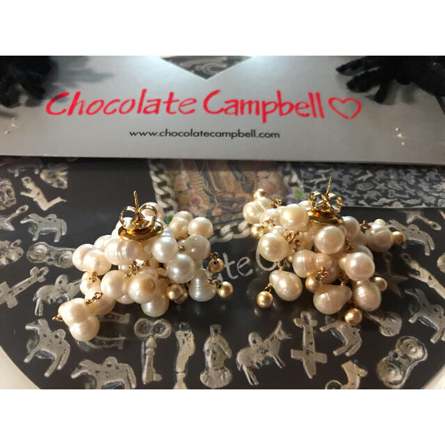 Chocolate Campbell(チョコレートキャンベル)のchocolatecampbell ニューイヤー即売品 ホワイト 試着のみです レディースのアクセサリー(ピアス)の商品写真