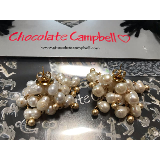 Chocolate Campbell(チョコレートキャンベル)のchocolatecampbell ニューイヤー即売品 ホワイト 試着のみです レディースのアクセサリー(ピアス)の商品写真