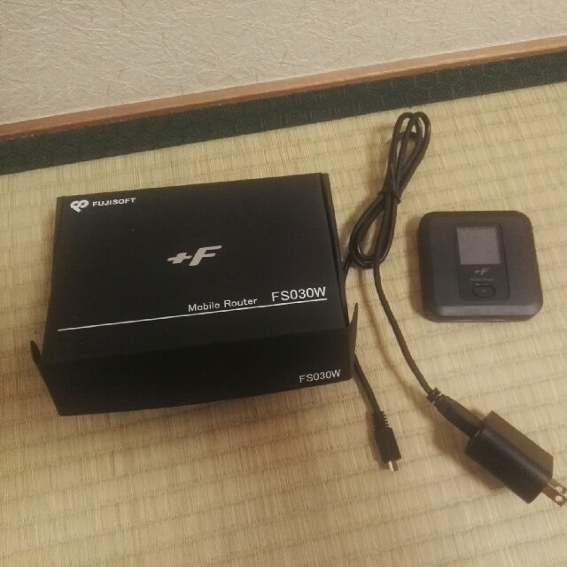 富士通(フジツウ)のSIMフリー モバイルWiFiルーター FS030W スマホ/家電/カメラのPC/タブレット(PC周辺機器)の商品写真