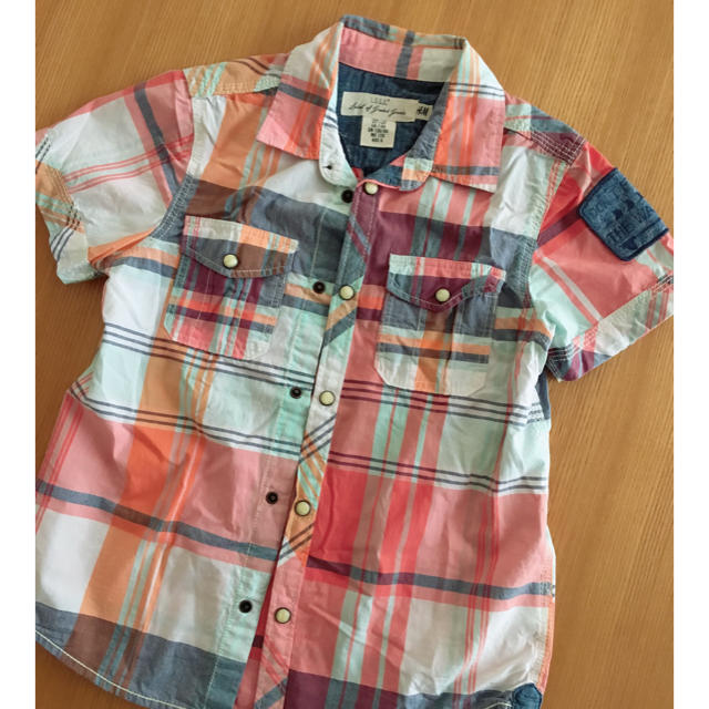 H&M(エイチアンドエム)のH&M  チェックシャツ  128㎝ キッズ/ベビー/マタニティのキッズ服男の子用(90cm~)(Tシャツ/カットソー)の商品写真