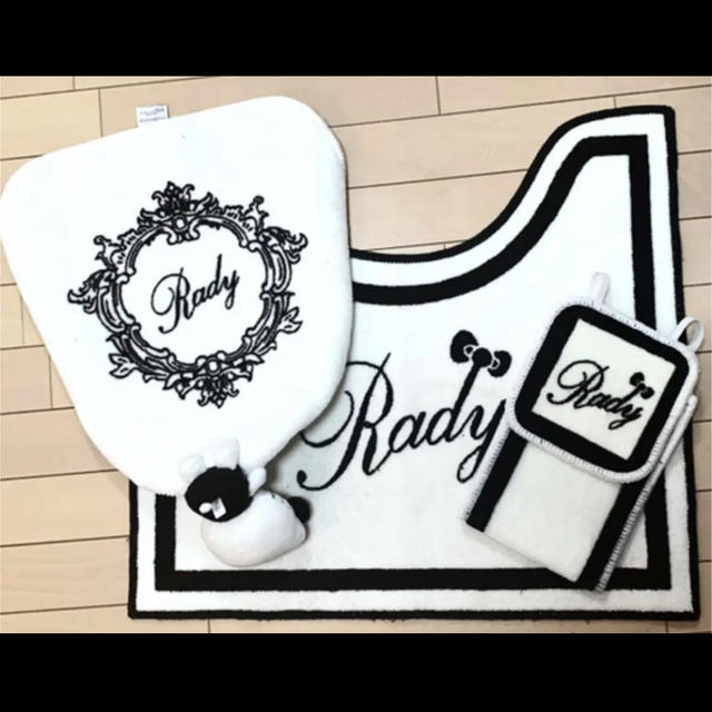 Rady(レディー)の値下げ☆Redy キティちゃんトイレセット インテリア/住まい/日用品のラグ/カーペット/マット(トイレマット)の商品写真