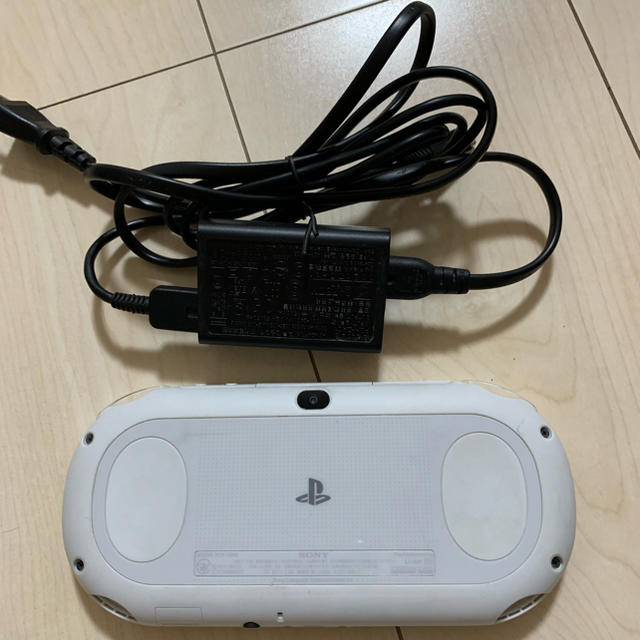 PlayStation Vita(プレイステーションヴィータ)のpsvita ホワイト エンタメ/ホビーのゲームソフト/ゲーム機本体(携帯用ゲーム機本体)の商品写真