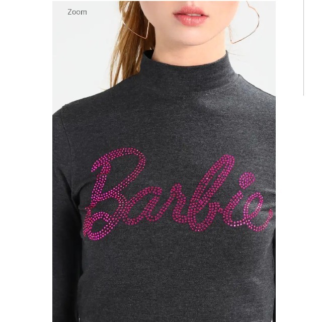 Barbie(バービー)のアメリカ正規　PINKピンク　Barbie バービー　ハイネックロンT トップス レディースのトップス(Tシャツ(長袖/七分))の商品写真