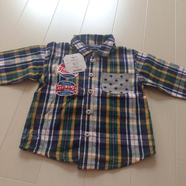 新品タグつきワッペン付きチェックシャツ キッズ/ベビー/マタニティのキッズ服男の子用(90cm~)(Tシャツ/カットソー)の商品写真