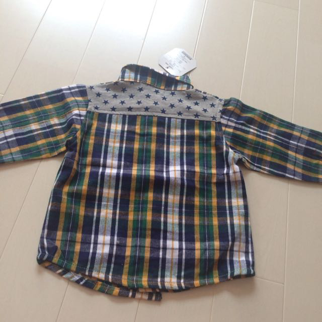 新品タグつきワッペン付きチェックシャツ キッズ/ベビー/マタニティのキッズ服男の子用(90cm~)(Tシャツ/カットソー)の商品写真