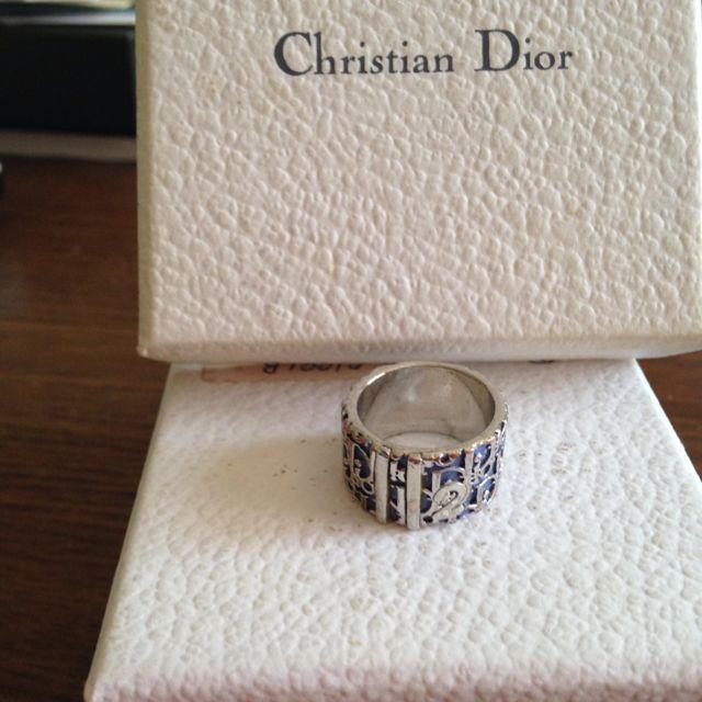 Christian Dior(クリスチャンディオール)のペコちゃん様専用 黒の刺繍カットソー2点 レディースのアクセサリー(リング(指輪))の商品写真