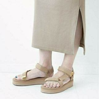 ドゥーズィエムクラス(DEUXIEME CLASSE)のSUICOKE SUEDE SANDAL★新品★37★ベージュ


(サンダル)