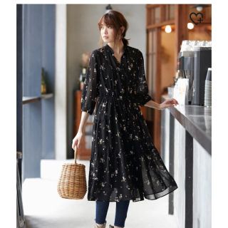 ユニクロ(UNIQLO)の【新品未使用】ユニクロ 花柄 シフォンギャザープリントワンピース M(ロングワンピース/マキシワンピース)