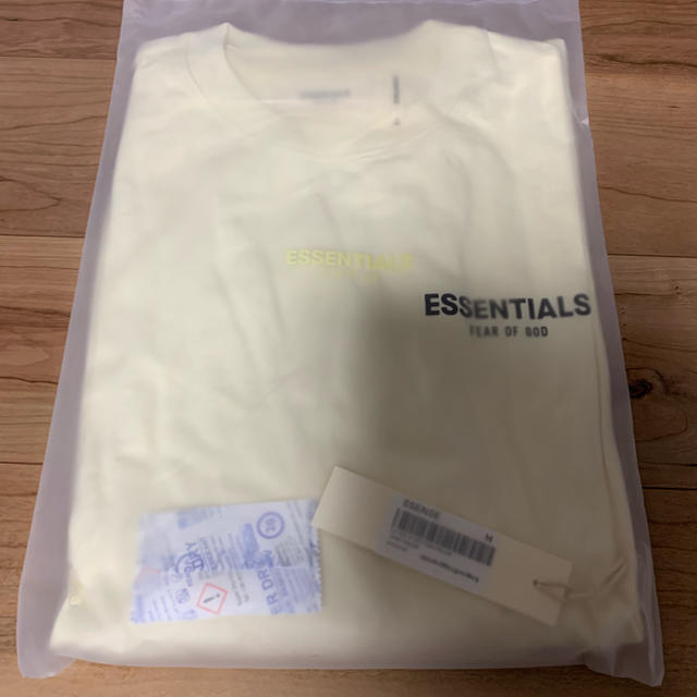 FEAR OF GOD(フィアオブゴッド)のESSENTIALS Tシャツ オフホワイトカラー Mサイズ メンズのトップス(Tシャツ/カットソー(半袖/袖なし))の商品写真