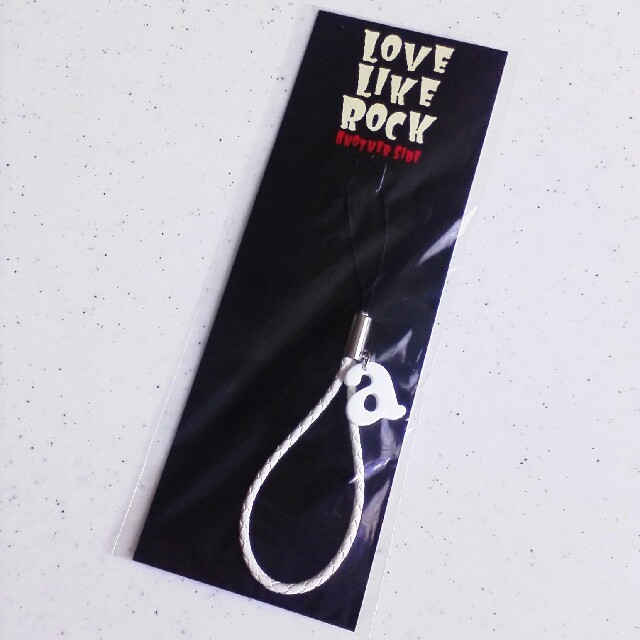 【値下げしました!】aiko LOVE LIKE ROCK ストラップ 白 エンタメ/ホビーのタレントグッズ(ミュージシャン)の商品写真