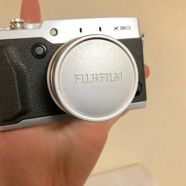 富士フイルム(フジフイルム)の【中古品】FUJIFILM X30 スマホに写真を送れる おまけ多数あり スマホ/家電/カメラのカメラ(コンパクトデジタルカメラ)の商品写真