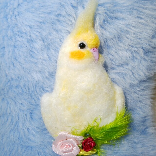 羊毛フェルト　ブローチ　白オカメインコ ハンドメイドのアクセサリー(コサージュ/ブローチ)の商品写真