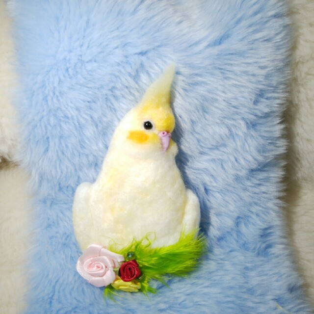 羊毛フェルト　ブローチ　白オカメインコ ハンドメイドのアクセサリー(コサージュ/ブローチ)の商品写真