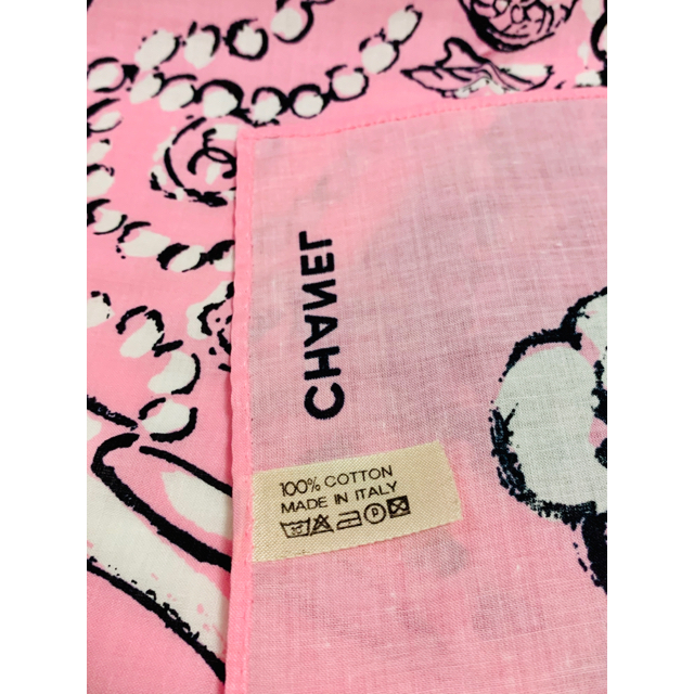 CHANEL(シャネル)の新品未使用 CHANEL シャネルスカーフ ピンク 上質 正規品 レア 花柄 春 レディースのファッション小物(バンダナ/スカーフ)の商品写真