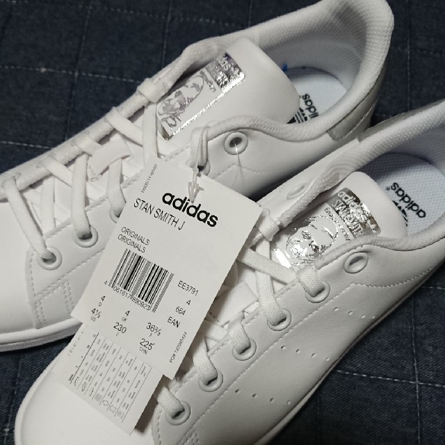 adidas(アディダス)の新品 adidas スタンスミス シルバー 23㎝ レディースの靴/シューズ(スニーカー)の商品写真