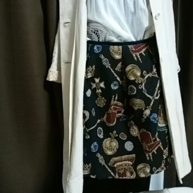 JaneMarple(ジェーンマープル)の美品　ジェーンマープルスカート　フレアー黒柄　王冠、茶、エンジ レディースのスカート(ひざ丈スカート)の商品写真