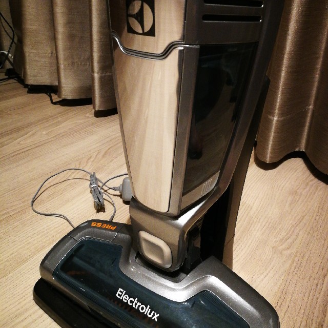 Electrolux(エレクトロラックス)の【値下げ】エレクトロラックス エルゴラピード リチウム ZB3113AKS スマホ/家電/カメラの生活家電(掃除機)の商品写真