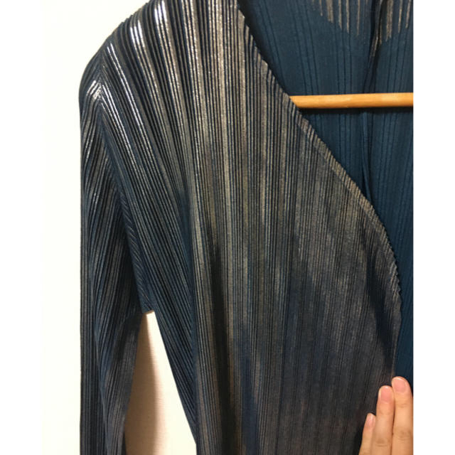 PLEATS PLEASE ISSEY MIYAKE(プリーツプリーズイッセイミヤケ)のプリーツプリーズ 光沢カーディガン ダークグリーン サイズ3 レディースのトップス(カーディガン)の商品写真