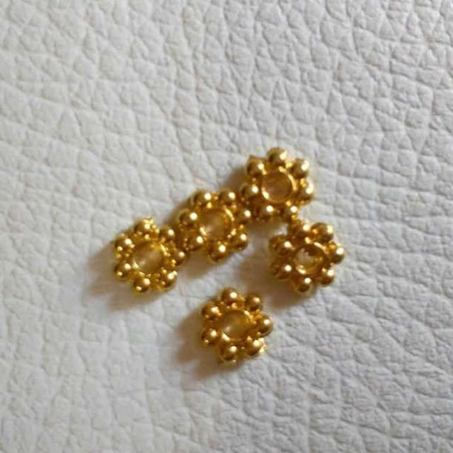 【訳あり】花型スペーサー　６mm　ゴールドカラー　素材　 ハンドメイドの素材/材料(各種パーツ)の商品写真