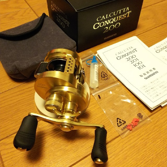 美品 シマノ カルカッタコンクエスト200 右巻 - リール