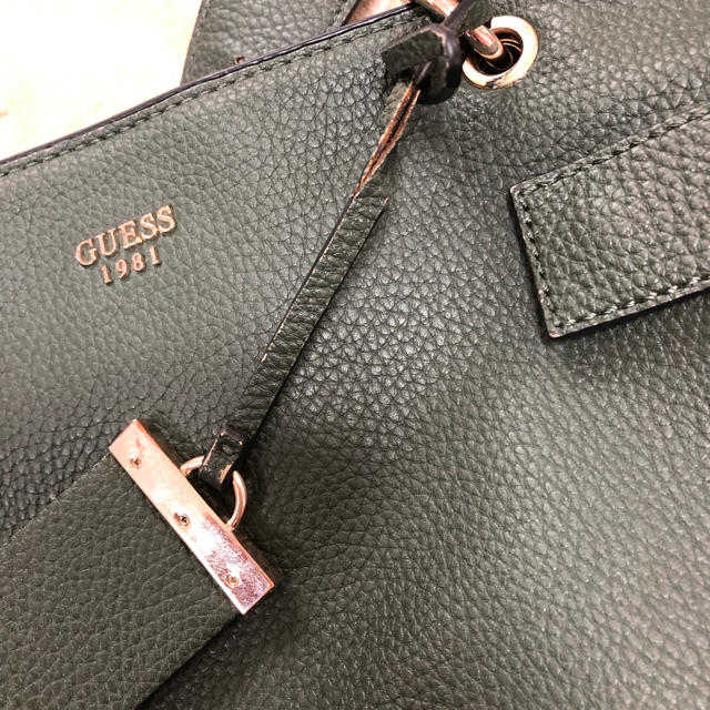 GUESS(ゲス)のguess✴︎グリーンバッグ✴︎格安 レディースのバッグ(ショルダーバッグ)の商品写真