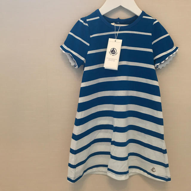 PETIT BATEAU(プチバトー)の【ミニオン様 ご専用】プチバトー ブルーボーダーワンピース 36m キッズ/ベビー/マタニティのキッズ服女の子用(90cm~)(ワンピース)の商品写真