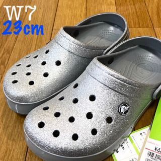 クロックス(crocs)の新品 クロックス クロックバンド シルバーラメ キラキラ 23cm W7(サンダル)