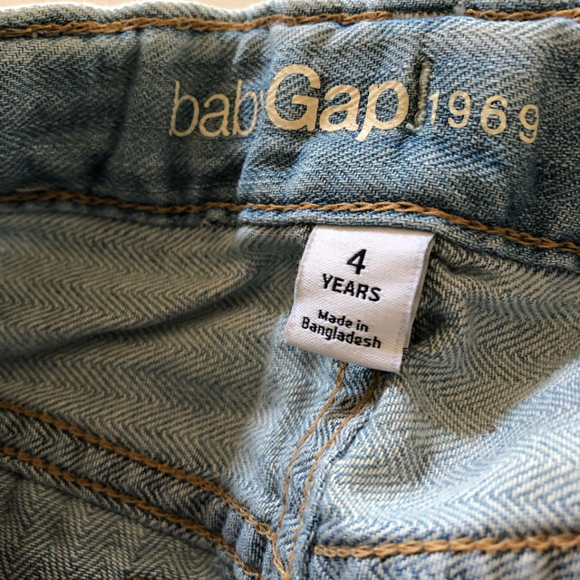 babyGAP(ベビーギャップ)のbaby gapダメージデニムパンツ100ジーンズ キッズ/ベビー/マタニティのキッズ服男の子用(90cm~)(パンツ/スパッツ)の商品写真
