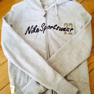 ナイキ(NIKE)のNIKE パーカー(パーカー)