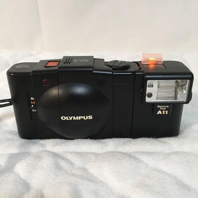 OLYMPUS(オリンパス)のOLYMPUS フィルムカメラ XA2 ブラック スマホ/家電/カメラのカメラ(フィルムカメラ)の商品写真