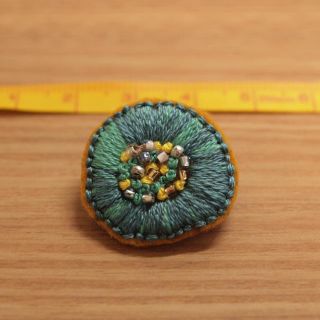 【ハンドメイド 】ブローチ 刺繍 ビーズ レザー ブルー 青(コサージュ/ブローチ)