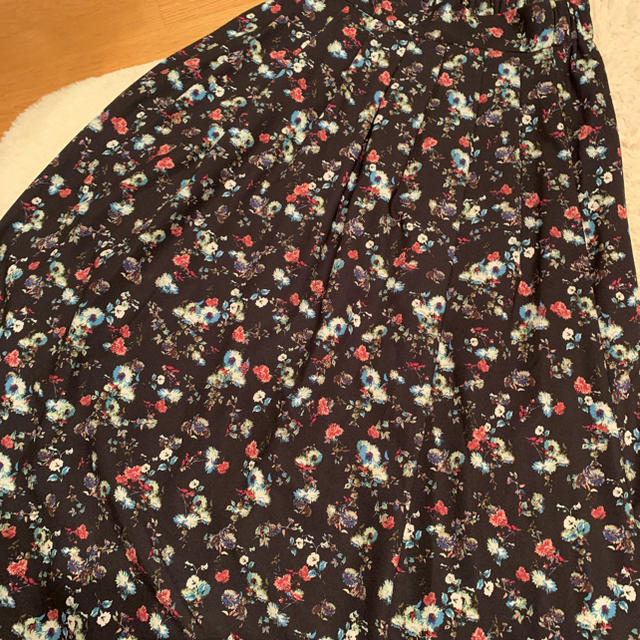 LEPSIM(レプシィム)のLEPSIM 花柄スカート ブラック M レディースのスカート(ロングスカート)の商品写真