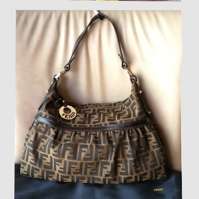 【超美品】FENDI ズッカ柄ショルダーバッグ