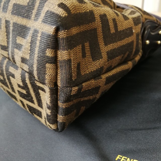 FENDI(フェンディ)の【超美品】FENDI ズッカ柄ショルダーバッグ レディースのバッグ(ショルダーバッグ)の商品写真